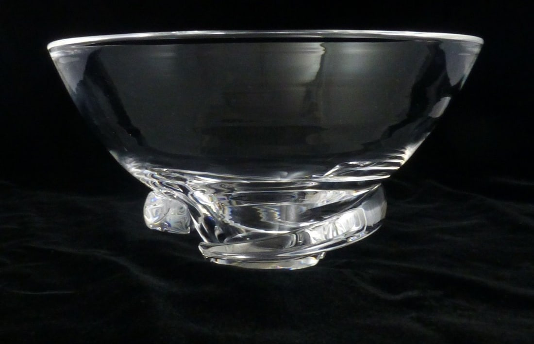 Steuben Spiral Glass Art Vase 7 Inch: Steuben Spiral Glass Art Vase 7 Inch This exquisite Spiral Steuben Bowl is a stunning example of fine glass artistry. Measuring 7 inches, this art vase showcases the distinctive spiral design characte