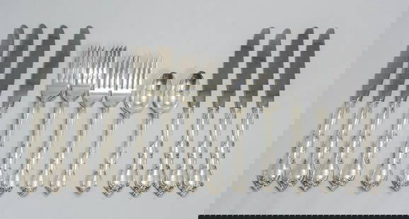 Gorham Rose Tiara Sterling Silver Flatware Set for 8, 35.66ozt, 32 Pieces: Gorham Rose Tiara Sterling Silver Flatware Set for 8, 35.66ozt, 32 Pieces Presenting the exquisite Rose Tiara Flatware Set by Gorham, crafted from high-quality sterling silver. This elegant set for 8