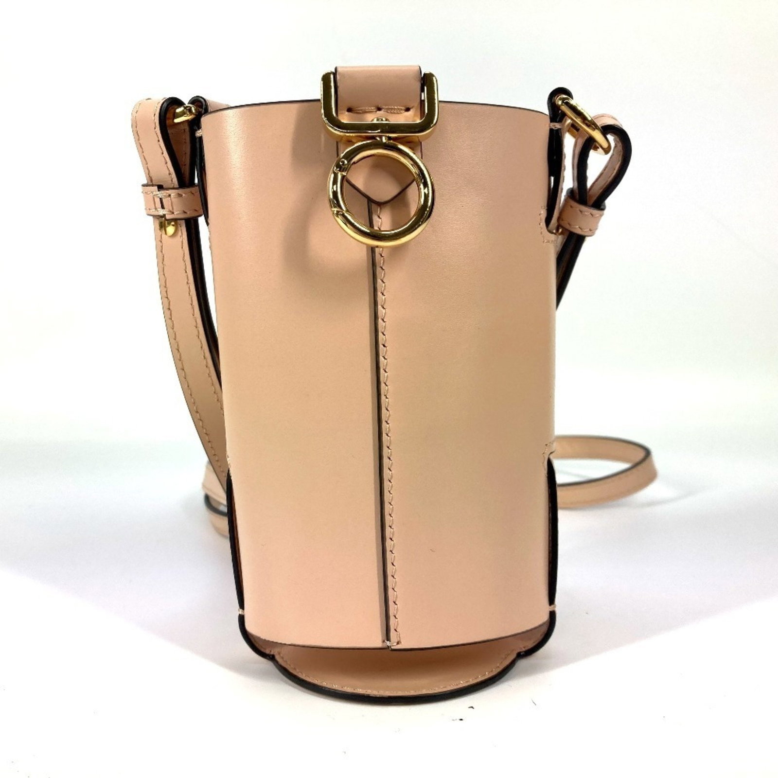 Fendi 7AR972 Unisex Beige Leather Crossbody Bag: Fendi 7AR972 Unisex Beige Leather Crossbody Bag Introducing the Fendi 7AR972 Logo Bottle Holder Crossbody Bag, a stylish accessory crafted from high-quality leather in an elegant beige color. This ver