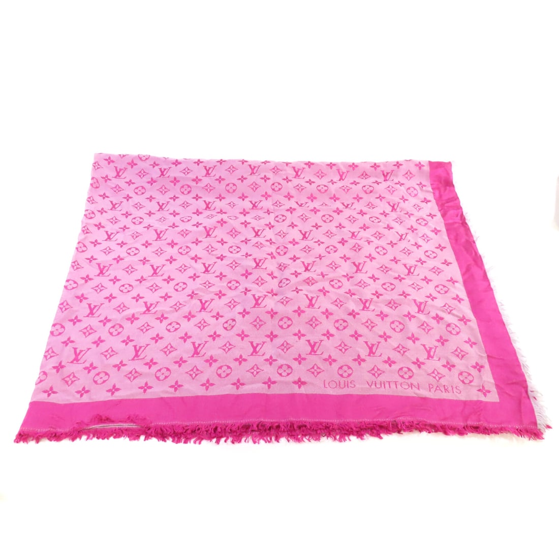 LOUIS VUITTON Pink Silk Scarf Elegant Accessory: LOUIS VUITTON Pink Silk Scarf Elegant Accessory Elevate your accessory collection with this luxurious LOUIS VUITTON scarf, expertly crafted from silk. The elegant pink hue and regular size make it a v