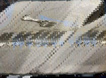 Set of 12 Tiffany & Co. Colonial Style Sterling Silver Entree Forks: Set of 12 Tiffany & Co. Colonial Style Sterling Silver Entree Forks This set of twelve vintage Tiffany & Co. sterling silver entree forks showcases a classic Colonial style, perfect for elegant dining