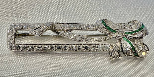 Exquisite French Art Deco Platinum Diamond Emerald Brooch: Exquisite French Art Deco Platinum Diamond Emerald Brooch This exquisite French Art Deco brooch showcases a stunning combination of platinum, diamonds, and emeralds. The main metal is 18k yellow gold,