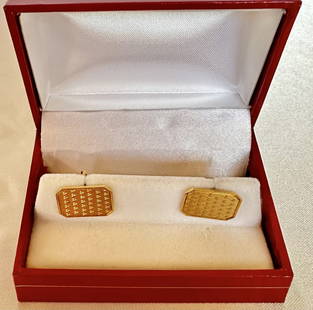 1900s English C&F 18K Yellow Gold Cufflinks Hallmarked: 1900s English C&F 18K Yellow Gold Cufflinks Hallmarked Discover this exquisite pair of cufflinks from the 1900s, crafted from 18k yellow gold. Weighing approximately 9.20g, each cufflink measures abou