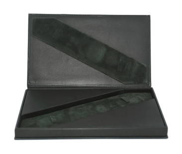 Audemars Piguet Green Vintage Watch Presentation Box 9x6x1 Authentic: Audemars Piguet Green Vintage Watch Presentation Box 9x6x1 Authentic This Audemars Piguet Vintage Watch Box is an elegant presentation box designed to securely hold a single watch. It features a rich
