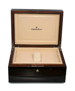 Audemars Piguet Extra Large Brown Presentation Watch Box 13x9x7: Audemars Piguet Extra Large Brown Presentation Watch Box 13x9x7 This Audemars Piguet Extra Large Watch Box is designed for the presentation of a single watch, featuring a rich brown color that exudes