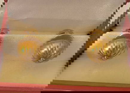Kieselstein-Cord 18K Yellow Gold Jockey Cap Cufflinks Pair: Kieselstein-Cord 18K Yellow Gold Jockey Cap Cufflinks Pair Discover the elegance of this magnificent pair of cufflinks by Kieselstein-Cord, crafted in luxurious 18k yellow gold. Each cufflink showcase
