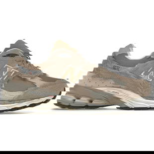 Authentic New Balance 2002R Protection Pack Driftwood Sneakers: Authentic New Balance 2002R Protection Pack Driftwood Sneakers Experience the perfect blend of style and comfort with the authentic New Balance 2002R Protection Pack in Driftwood. This model features