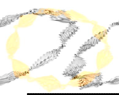 Elegant 14k Yellow Gold Charm Bracelet with Eight Conch Seashells: Elegant 14k Yellow Gold Charm Bracelet with Eight Conch Seashells The Eight Conch Seashell 14k Yellow Gold Charm Bracelet is a stylish and elegant piece of jewelry that features a unique link style de