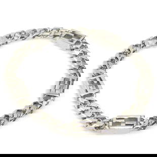 Fendi Silver Metal Charm Bracelet 17.5cm Unisex R10363K: Fendi Silver Metal Charm Bracelet 17.5cm Unisex R10363K Elevate your style with this stunning Fendi charm bracelet, designed for both men and women. Crafted from high-quality metal, this bracelet feat