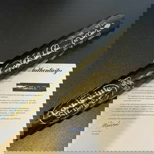 Derek Jeter Signed Louisville Slugger Bat with PSA DNA COA: Derek Jeter Signed Louisville Slugger Bat with PSA DNA COA This is a remarkable Derek Sanderson Jeter signed game model baseball bat, featuring a bold full-name autograph in silver sharpie. The bat is