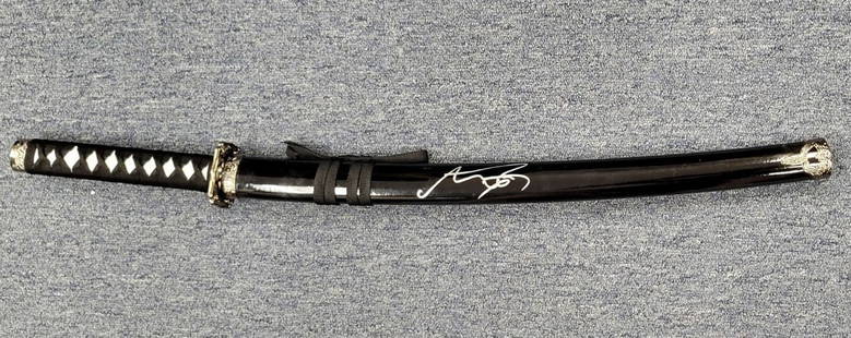 Anna Sawai Signed Shogun 31 Inch Katana Sword Prop Beckett Authenticated: Anna Sawai Signed Shogun 31 Inch Katana Sword Prop Beckett Authenticated This 31" katana sword prop from the film "Shogun" is signed by Anna Sawai, adding a unique collectible aspect for movie enthusi