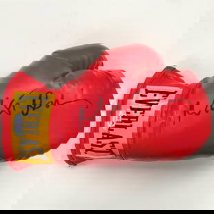 Robert De Niro Signed Boxing Glove Raging Bull PSA Authenticated: Robert De Niro Signed Boxing Glove Raging Bull PSA Authenticated This is an original boxing glove signed by the legendary actor Robert De Niro, known for his iconic role in the film Raging Bull. The a