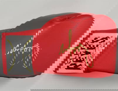 Mark Wahlberg Signed Boxing Glove The Fighter Beckett Authenticated: Mark Wahlberg Signed Boxing Glove The Fighter Beckett Authenticated This is a signed boxing glove from the movie "The Fighter," featuring the autograph of Mark Wahlberg. The glove is authenticated by