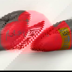 Robert De Niro Signed Boxing Glove Raging Bull PSA/DNA Authenticated: Robert De Niro Signed Boxing Glove Raging Bull PSA/DNA Authenticated This is an original boxing glove signed by the iconic actor Robert De Niro, known for his role in the film 'Raging Bull.' The autog