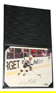 Wayne Gretzky Signed 8x10 Photo Los Angeles Kings Upper Deck Authenticated: Wayne Gretzky Signed 8x10 Photo Los Angeles Kings Upper Deck Authenticated This is an original 8x10 photo of Wayne Gretzky, renowned as one of the greatest hockey players of all time. The photograph f