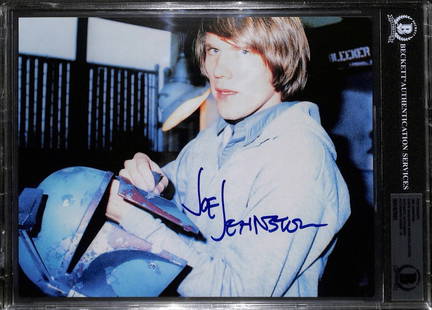 Joe Johnston Signed 8x10 Boba Fett Photo with Beckett Authentication: Joe Johnston Signed 8x10 Boba Fett Photo with Beckett Authentication This stunning 8x10 color photograph features the signature of Joe Johnston, the talented concept artist and director known for his