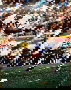 Gale Sayers Signed 11x14 Photo HOF'77 Chicago Bears JSA Authenticated: Gale Sayers Signed 11x14 Photo HOF'77 Chicago Bears JSA Authenticated This item features a signed 11x14 photo of Gale Sayers, an iconic player of the Chicago Bears, who passed away in 2020. The