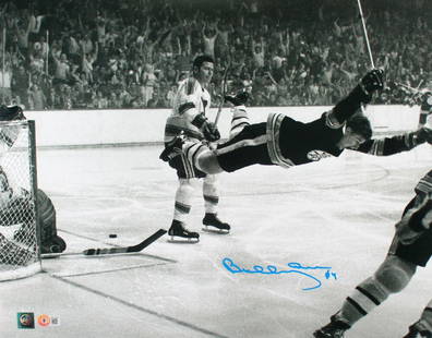 Bobby Orr Signed 16x20 B/W Photo with Beckett Hologram: Bobby Orr Signed 16x20 B/W Photo with Beckett Hologram This remarkable 16x20 black and white photo of Bobby Orr captures the legendary hockey player in action, showcasing his skill and passion for the