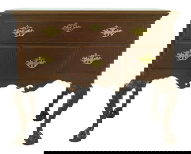 Kittinger CW-19 Colonial Williamsburg Mahogany Lowboy 38.5x20.5x32: Kittinger CW-19 Colonial Williamsburg Mahogany Lowboy 38.5x20.5x32 This exquisite Kittinger CW-19 Colonial Williamsburg Lowboy, dating back to the 1930s, showcases a fine example of Chippendale style