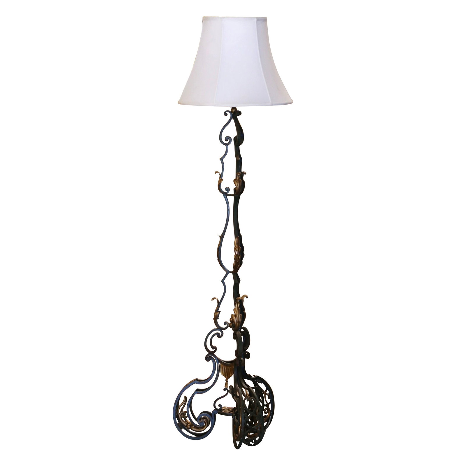 Antique French Louis XV Floor Lamp Verdigris Gilt Wrought Iron 1930: Antique French Louis XV Floor Lamp Verdigris Gilt Wrought Iron 1930 This exquisite Early 20th Century French Louis XV floor lamp showcases a stunning combination of verdigris and gilt wrought iron. Cr