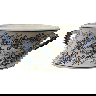 Vintage Chinese Oval Blue and White Porcelain Foot Bath Bowl: Vintage Chinese Oval Blue and White Porcelain Foot Bath Bowl This vintage Chinese blue and white porcelain foot bath bowl, crafted circa 1990, features a graceful oval shape and two side handles for e