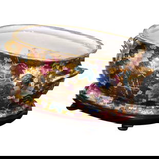 Vintage 20th Century Chinese Hand-Painted Gilt Porcelain Foot Bath Bowl: Vintage 20th Century Chinese Hand-Painted Gilt Porcelain Foot Bath Bowl This exquisite 20th Century Chinese foot bath bowl is a stunning piece crafted from porcelain and wood, featuring a vibrant hand