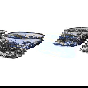 Vintage Chinese Porcelain Jardinieres Set of 2 with Architectural Design: Vintage Chinese Porcelain Jardinieres Set of 2 with Architectural Design This exquisite pair of vintage Chinese porcelain jardinieres showcases a stunning architectural scene, including a columned mon