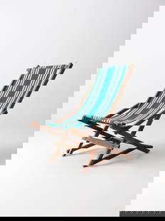 1940s Vintage American Deck Chair with Green Stripes: 1940s Vintage American Deck Chair with Green Stripes This vintage American deck chair, dating from the 1940s, showcases a stylish design with bold green stripes on its canvas hammock seat. It features