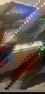 1982 SEGA ZAXXON Arcade Machine RARE Fully Operational Classic: 1982 SEGA ZAXXON Arcade Machine RARE Fully Operational Classic Experience the nostalgia of the classic ZAXXON ARCADE MACHINE by SEGA/GREMLIN from 1982. This fully operational arcade machine is in exce