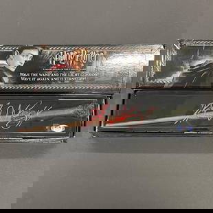 Daniel Radcliffe Signed Harry Potter Wand Toybox PSA/DNA Limited Edition Authentic: Daniel Radcliffe Signed Harry Potter Wand Toybox PSA/DNA Limited Edition Authentic Up for sale is a Harry Potter Wand Toybox from the hit movie series, Harry Potter. The autograph of Daniel on this li