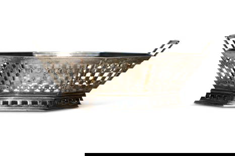 Tiffany & Co. Art Deco Sterling Silver Breadbasket 20.8ozt 3.5in x 10.5in: Tiffany & Co. Art Deco Sterling Silver Breadbasket 20.8ozt 3.5in x 10.5in Elevate your dining experience with this exquisite Tiffany & Co. Sterling Breadbasket. Crafted from genuine .925 sterling silv
