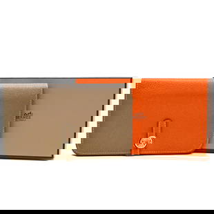 HERMES Dogon Duo GM Bi-Fold Wallet Togo Leather Etoupe Gray: HERMES Dogon Duo GM Bi-Fold Wallet Togo Leather Etoupe Gray The HERMES Dogon Duo GM Long Wallet is a stylish bi-fold wallet crafted from high-quality Togo leather. This wallet features a
