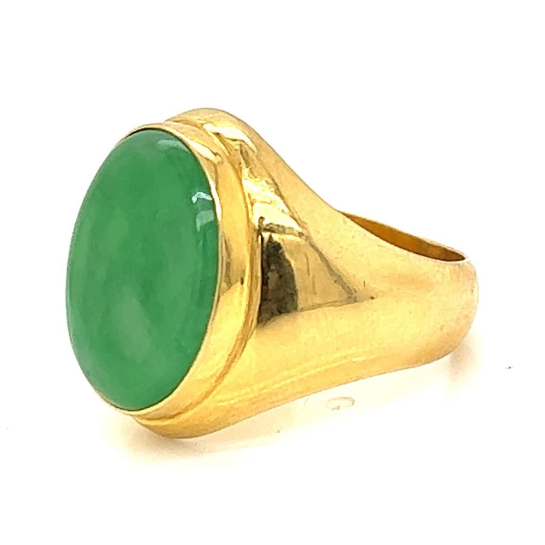 18K Yellow Gold Men's Ring with Jade Stone 19.8 x 16.8mm: 18K Yellow Gold Men's Ring with Jade Stone 19.8 x 16.8mm This exquisite 18K Yellow Gold Men's Ring features a stunning jade stone that measures 19.8 x 16.8 mm. Weighing 12.7 grams, this ring blends lu