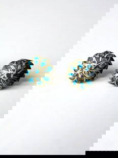 Vintage Silver Tone Screw Back Earrings with Turquoise Floral Inlay: Vintage Silver Tone Screw Back Earrings with Turquoise Floral Inlay Enhance your jewelry collection with these stunning vintage screw-back earrings. Crafted with a silver tone finish, these earrings