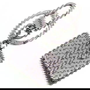 Louis Vuitton Sirius M62717 Silver Metal Keychain Bag Charm: Louis Vuitton Sirius M62717 Silver Metal Keychain Bag Charm This Louis Vuitton Keychain Sirius M62717 is a stylish accessory that serves as a perfect bag charm or keyring. Crafted from high-quality