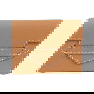 Hermes Gold Business Card Holder 10cm x 13cm for Women: Hermes Gold Business Card Holder 10cm x 13cm for Women This exquisite business card holder from Hermes is designed for women, showcasing a luxurious gold finish. With dimensions of 10cm x 13cm x 2cm