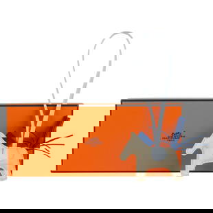 Hermes Milo Lambskin Grigri Rodeo Pegase Horse Bag Charm PM Creme: Hermes Milo Lambskin Grigri Rodeo Pegase Horse Bag Charm PM Creme Introducing the Hermes Milo Lambskin Grigri Rodeo Pegase Horse Bag Charm PM, a stunning accessory crafted from luxurious lambskin in a