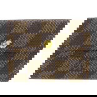 Louis Vuitton N62925 Ludlow Damier Ebene Coin Case 7.5cm x 10cm: Louis Vuitton N62925 Ludlow Damier Ebene Coin Case 7.5cm x 10cm This Louis Vuitton Ludlow wallet/coin case is an elegant accessory for women, crafted from the iconic Damier Canvas. Featuring a classic
