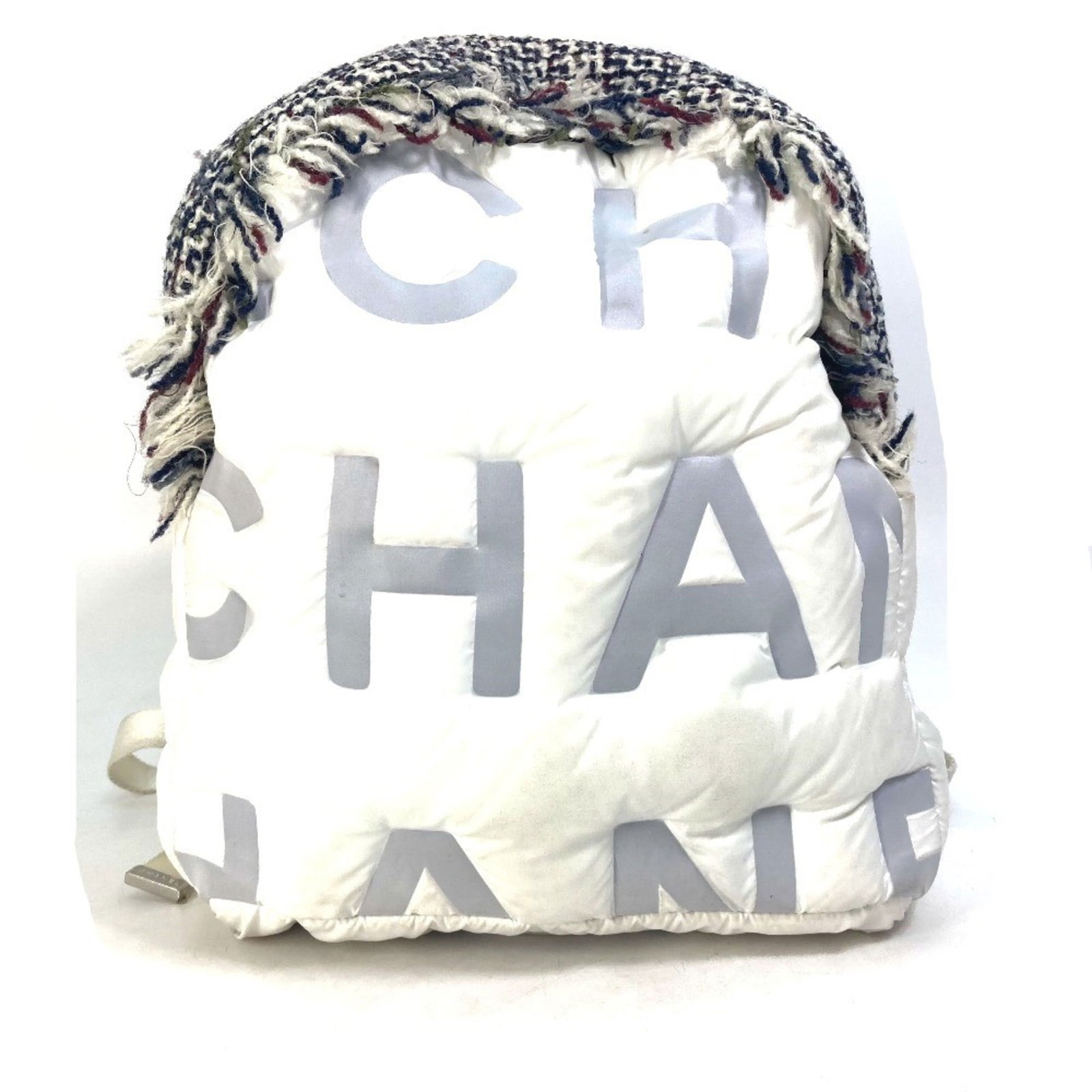 Chanel A91933 Fringed Backpack Bag White: Chanel A91933 Fringed Backpack Bag White This stylish Chanel A91933 fringed backpack is crafted from high-quality cloth in a classic white color, making it a perfect accessory for women. The bag featu