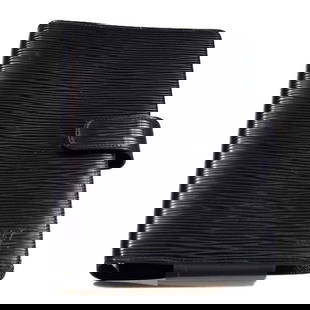 Louis Vuitton Agenda MM Notebook Cover Epi Leather Noir R20042: Louis Vuitton Agenda MM Notebook Cover Epi Leather Noir R20042 This elegant Louis Vuitton Agenda MM 6 Hole Notebook Cover is crafted from luxurious Epi leather in a sophisticated Noir color.