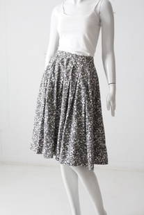 Vintage Black and White Paisley Circle Skirt with Tailoring Option: Vintage Black and White Paisley Circle Skirt with Tailoring Option This vintage circle skirt features a striking black and white paisley print, designed with a full silhouette that falls just below th