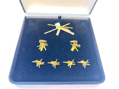 Exquisite 14K Yellow Gold Dress Set Cufflinks Brooch and Studs: Exquisite 14K Yellow Gold Dress Set Cufflinks Brooch and Studs Elevate your formal attire with this exquisite 14K yellow gold dress set, featuring a pair of cufflinks, studs, and a brooch. The brooch