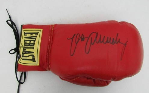 Max Schmeling Signed Everlast Boxing Glove JSA Authenticated RARE: Max Schmeling Signed Everlast Boxing Glove JSA Authenticated RARE This is a rare authenticated boxing glove signed by legendary boxer Max Schmeling. The glove is an original Everlast product and