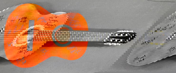 Steep Canyon Rangers Signed Acoustic Guitar 6 Signatures Beckett Authenticated: Steep Canyon Rangers Signed Acoustic Guitar 6 Signatures Beckett Authenticated This acoustic guitar is a remarkable piece for music enthusiasts, featuring six authentic signatures from the Steep Canyo