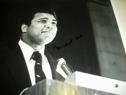 Muhammad Ali Autographed 8x10 Boxing Photo with COA: Muhammad Ali Autographed 8x10 Boxing Photo with COA This is an original 8x10 photo featuring Muhammad Ali, a legendary figure in boxing history. The photo is pre-owned and comes with an autograph as w