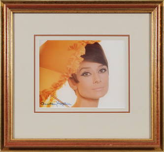Audrey Hepburn Signed Breakfast At Tiffany's 8x10 Framed Photo Beckett Authenticated: Audrey Hepburn Signed Breakfast At Tiffany's 8x10 Framed Photo Beckett Authenticated This stunning 8x10 framed photograph features the iconic Audrey Hepburn from the classic film Breakfast At Tiffany'
