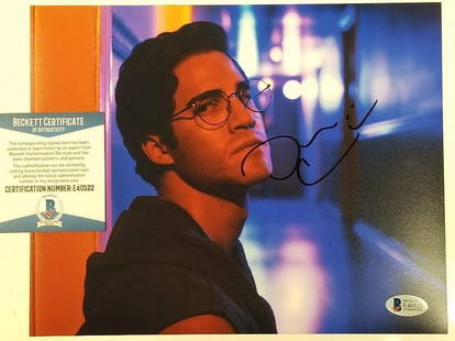 Darren Criss Signed 8x10 Photo Glee American Crime Story Beckett COA: Darren Criss Signed 8x10 Photo Glee American Crime Story Beckett COA This is an original 8x10 photo featuring Darren Criss, famously known for his roles in Glee and American Crime Story. The photograp