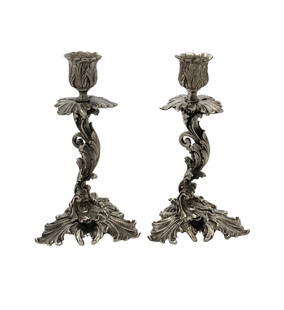 Handmade Italian .925 Sterling Silver Leaf Design Candlesticks: Handmade Italian .925 Sterling Silver Leaf Design Candlesticks Introducing a pair of exquisite Italian sterling silver candlesticks, meticulously crafted by hand. These fine small candlesticks showcas
