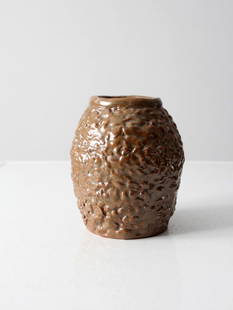Handcrafted Vintage 70s Studio Pottery Vase Signed Artisan 6.75in: Handcrafted Vintage 70s Studio Pottery Vase Signed Artisan 6.75in This vintage studio pottery vase is a captivating piece of art. Handcrafted with meticulous detail, the vase features a rich, earthy g
