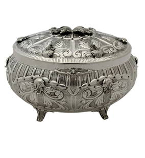 Elegant 925 Sterling Silver Handmade Chased Leaf Esrog Box 6x5 Inches: Elegant 925 Sterling Silver Handmade Chased Leaf Esrog Box 6x5 Inches This exquisite handmade Esrog box is crafted from fine 925 sterling silver, showcasing intricate chased leaf applique designs that